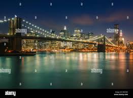 Pont De Brooklyn Apres Le Coucher Du Soleil A L Heure Bleue Avec Vue Sur Manhattan New York City Photo Stock Alamy