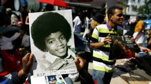 Popularly referred to as the king of pop, michael jackson created history in the world of music with his chartbuster albums. Abschied Von Einem Idol Jackson Soll In Neverland Aufgebahrt Werden Michael Jackson Faz