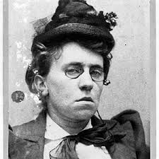 MIRIAM BUSCH >> BÜHNEN- UND KOSTÜMBILD