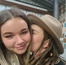 Why is Two Bob shoe shop popular in Bali?