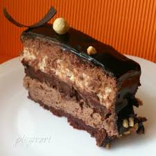 Incorporeaza treptat zaharul, urmat de galbenusuri. Tortul Sultanului Cu Ciocolata Si Alune Pleziruri