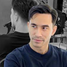 Darius Sinathrya mengunggah beberapa fotonya usai potong rambut. Darius  terlihat dengan model rambut barunya. Paras Darius Sinathrya pun terlihat  lebih fresh dan tampak lebih muda. Donna Agnesia pun menyambut hangat model  rambut