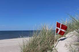 Die ersten tage auf koh phangan und schon an einem fkk strand 🤭vlog 2🌈 social media 🌈🎥 vlogkanal: Danemarkflagge Am Strand Von Hvide Sande Danemark Flagge Campingplatze Danemark Danemark Urlaub