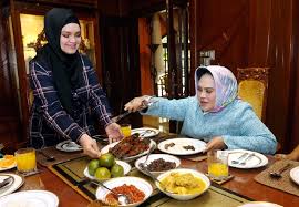 Kesan tersebut sudah terasa sejak dari pagar dan pintu masuk. Hetty Bawa Limau Manis Kunjungi Siti Nurhaliza