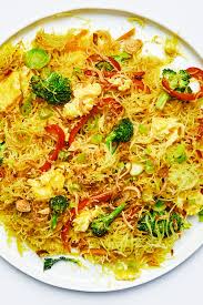 In small bowl, mix soy sauce, sugar, curry powder and chili garlic sauce. How To Make Singapore Noodles Bon Appetit