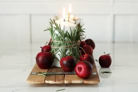 Un centre de table élégant en pommes de pin des pommes de pin peintes, de la colle et des bouchons en liège. 1001 Idees Creatives Pour Un Centre De Table Pour Noel Original