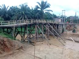Demikian proposal ini kami susun, sebagai bahan acuan dalam perbaikan jembatan cisuka di rt 8 rw 4 dusun bunder desa kertabumi kecamatan cijengjing kabupaten ciamis. Jembatan Segambang Dibangun Dari Swadaya Warga Dusun Segambang Inhil
