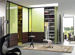 Der begehbare kleiderschrank ist der klassiker unter den wohnträumen und wird viel zu selten in die tat umgesetzt. Begehbarer Kleiderschrank Praktische Ecklosung Rahmenprogramm Linea Von Cabinet Bild 15 Schoner Wohnen