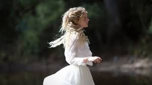 Elisabeth moss, alexis bledel, yvonne strahovski, samira wiley origine : Picnic At Hanging Rock Saison 1 Episode 3 Streaming Picnic At Hanging Rock Flower Girl Dresses Light Film