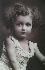 Adeline Bennett's Instagram, Twitter & Facebook