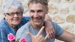 Raul Bova, da buon italiano, posa con mamma