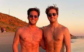 Still dating his girlfriend ana de la reguera? Diego Boneta Y Su Hermano Sorprenden Con Fotografia En Traje De Bano