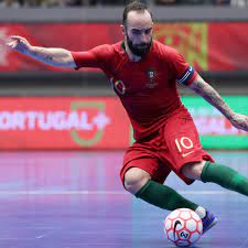 He's a master player on the 4,5,6 and 7 . Ricardinho Futsal King Who Combines The Qualities Of Ronaldo And Messi Futsal The Guardian