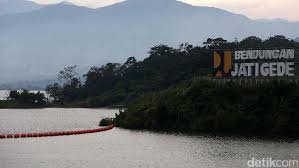 Namun masih banyak saja warga yang menempati area genangan waduk meskipun telah memperoleh uang kompensasi. Puncak Damar Destinasi Wisata Baru Di Waduk Jatigede