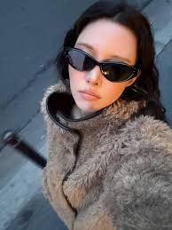 Yunah's photos in Paris for Weverse DM! She is so cool! 😎 🖤