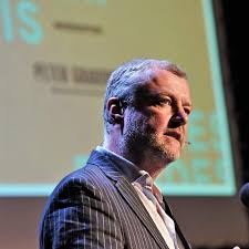 Kobieta próbuje wyjechać z miejsca parkingowego. Peter Grabowski Kulturwest De