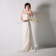 Tutti i vestiti da sposa semplici sono personalizzati su misura per garantire una perfetta vestibilità. Jasminum Abito Da Sposa In Raso Di Seta Senza Spalline Larimeloom