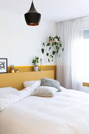 met deze slimme trucs laat je een laag plafond hoger lijken rtl woonmagazine slaapkamer okergeel slaapkamer laag plafond slaapkamer