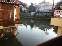 Ini adalah tempat yang sempurna untuk duduk, merenung dan menonton kehidupan ikan. Resto Yang Berada Diatas Kolam Ikan Picture Of Karang Setra Hotel Cottages Bandung Tripadvisor