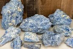 Blue Kyanite Meanings and Crystal Properties - The Crystal ...