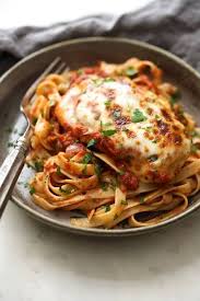 Rapide Facile Et Trop Bon La Recette Du Poulet Mozzarella A La Sauce Tomate Recettes De Cuisine Poulet Mozzarella Recette