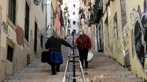Circulation in portuguese territory / borders on land borders with spain there are no restrictions on movement since 1 may. Corona In Portugal Wie Die Inzidenz Von 878 Auf 30 Fiel Zdfheute