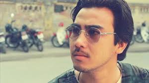 Quá khứ cơ cực lận đận của MC Quyền Linh