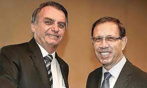 Carlos wizard martins (born 1956) is a brazilian entrepreneur and founder of grupo multi, a company that offers franchises for english courses. Quem E Carlos Wizard O Empresario Que Aconselhava Pazuello Geral