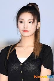 Ve twice için içecek aldı. Did Yeji Of Itzy Get Double Eyelid Surgery Quora