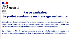 La femme qui brandissait une pancarte antisémite lors d'une manifestation contre le passe sanitaire à. Orkmaia6 Mttrm