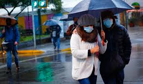 Para el jueves se esperan temperaturas muy bajas que alcanzarán los 3°c, incluso en algunas comunas el termómetro llegará a 2°c. Lluvia En Santiago Las Primeras Comunas De La Rm Donde Ya Empezaron Las Precipitaciones T13