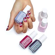 Einen nudefarbenen, transparenten oder farbigen nagellack auftragen und kurz antrocknen lassen. T Shirt Stripes Nail Art Von Essie