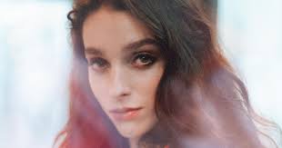 Modne epifanije: Spoznajte modni poklon sodobne ženstvenosti pod okriljem  nove romantike