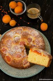 Se amesteca faina cu zaharul si praful de copt. Prajitura Cu Iaurt Si Caise Diva In Bucatarie