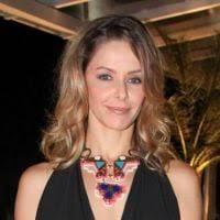 Bianca Rinaldi exibe boa forma de biquíni ao lado das filhas gêmeas em  parque