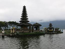 The bedugul mountain range overlooks the temple adding charm to the landscape. Pura Ulun Danu Bratan Wikipedia