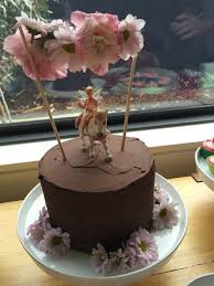 Easy Cake Fairy Theme Party With Fresh Flower Bunting Made With Fresh Flowers Strung With Needle And Thread Between Two S Kuchen Ideen Backideen 6 Geburtstag