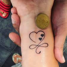 But Put A 7 Instead Of Small Hearts This One Modele Tatouage Tatouage Prenom Poignet Tatouage