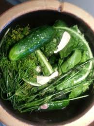 Salzgurken Leckere Gurken In Salzwasser Mit Dill Knoblauch Meretich Weinblatter Im Steintopf Eingelegt Salzgurken Leckere Vegetarische Gerichte Essen