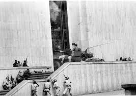 A treinta años del asalto guerrillero al palacio de justicia, colombia recorre el camino para acordar la paz. 50 Fotos Que Marcaron La Historia De Colombia En Los Ultimos 50 Anos Historia De Colombia Historia Colombiana Bogota Antigua