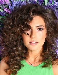 É verdade que há poucas referências de cortes de cabelo feminino com essa textura por aí, mas isso não quer dizer que não existem opções que funcionam para este tipo de fio, muito pelo contrário! Cortes De Pelo Rizado 2021 2022 Mujer Tendencias Loanah