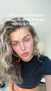 Messy Curls with Frizz