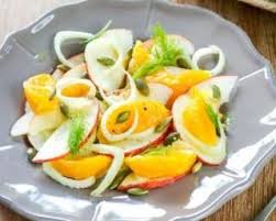 Rien de tel qu'une salade complète et gourmande pour se faire plaisir ! Recette De Salade Minceur Drainante Pomme Fenouil Et Orange Recette Salade Salade Minceur Recettes De Cuisine