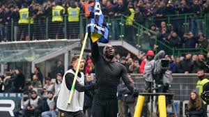 Both ac milan's zlatan ibrahimović and inter milan's romelu lukaku were given yellow cards. Konig In Der Stadt Romelu Lukaku Stiehlt Zlatan Ibrahimovic Die Show Kicker