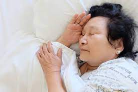 Tidak ada yang berfungsi dengan baik karena kurang tidur. 6 Cara Efektif Mengatasi Lansia Susah Tidur Hello Sehat