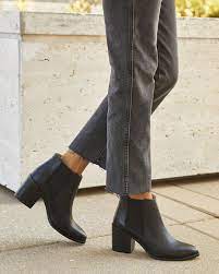 A pair of leather chelsea boots will keep your feet protected & dry during fall. Heeled Chelsea Boot Black Black Chelsea Boots Outfit Chelsea Boots Style Black Chelsea Boots