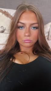 Becca Layton's Instagram, Twitter & Facebook