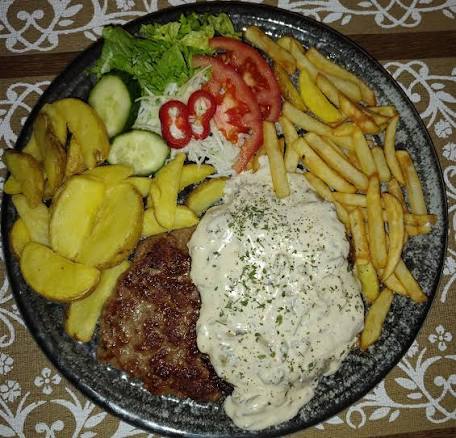 Pljeskavica u sosu od gljiva 🥩🍟