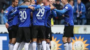 Sigue el partido entre arminia bielefeld y schalke 04 en directo. 2 Liga Bielefeld Behauptet Zweitliga Spitze Mit 6 0 Sieg Augsburger Allgemeine