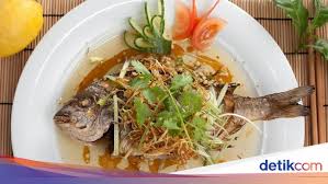 Boleh juga guna ikan lain seperti kerapu, bawal tapi ikan siakap paling sinonim dengan masakan stim. Ikan Kukus Yang Lembut Dan Tidak Beraroma Anyir